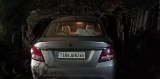 పేటలో అదుపుతప్పిన కారు