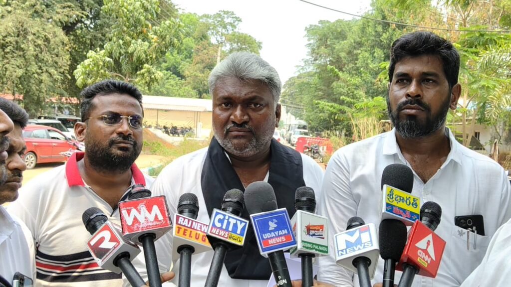 నవతరం పార్టీ అధ్యక్షుడిగా చెప్పుకునే సుబ్రహ్మణ్యం పై  పల్నాడు ఎస్పీకి ఎమ్మార్పీఎస్ ఫిర్యాదు