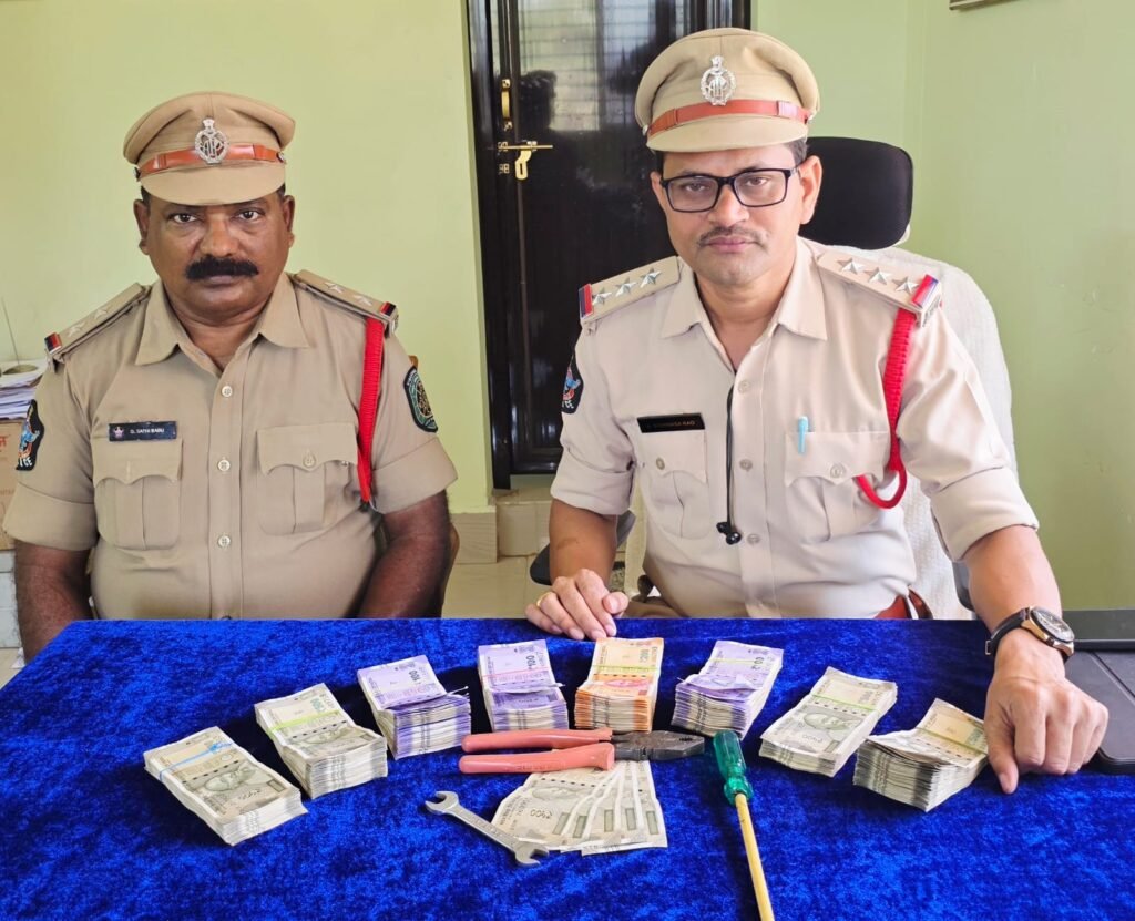 విశాఖ షాప్‌లో చోరీ కేసు ఛేదన – ఇద్దరు నిందితులు అరెస్ట్