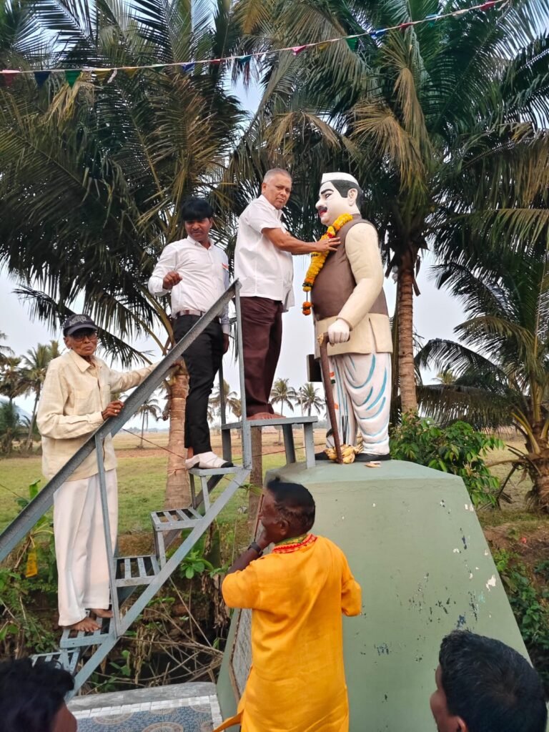 జాతీయ నాయకుడి విగ్రహానికి రక్షణ కరువు