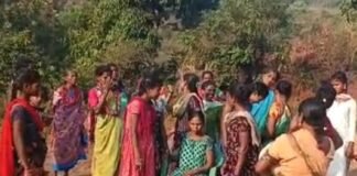 నిండు గర్భిణికి 2 కిలోమీటర్లు కుర్చీలో మోస్తూ తరలింపు