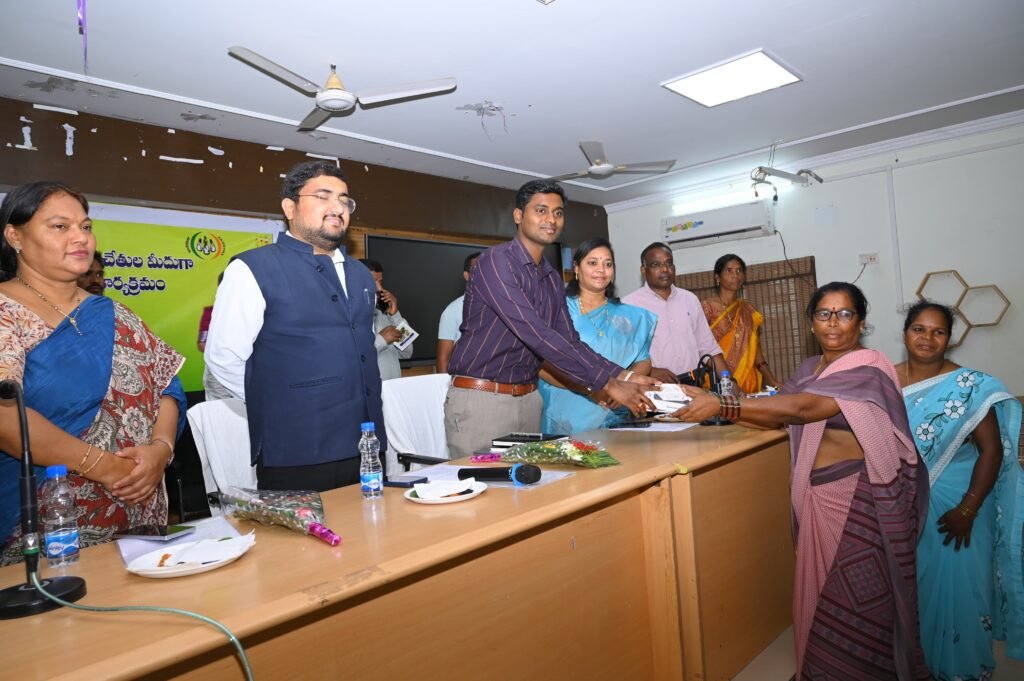 మహిళా సంఘాల డిజిటలైజేషన్‌కు 476 వివోఏలకు 5జీ ఫోన్లు