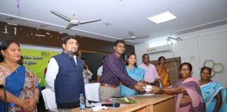 మహిళా సంఘాల డిజిటలైజేషన్కు 476 వివోఏలకు 5జీ ఫోన్లు