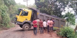 కొత్తపల్లి ఘాట్లో తప్పిన భారీ ప్రమాదం.. రెండు గంటలు నిలిచిన రాకపోకలు