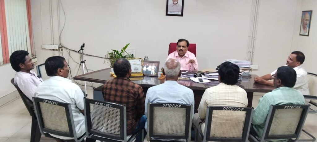 బస్ స్టేజీల్లో తప్పనిసరిగా ఆపాలి