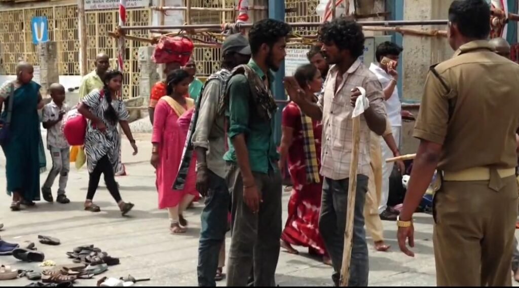 ఆలయ ప్రాంగణంలో మత్తు వీరులు హల్చల్.
