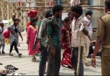 ఆలయ ప్రాంగణంలో మత్తు వీరులు హల్చల్.