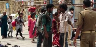 ఆలయ ప్రాంగణంలో మత్తు వీరులు హల్చల్.