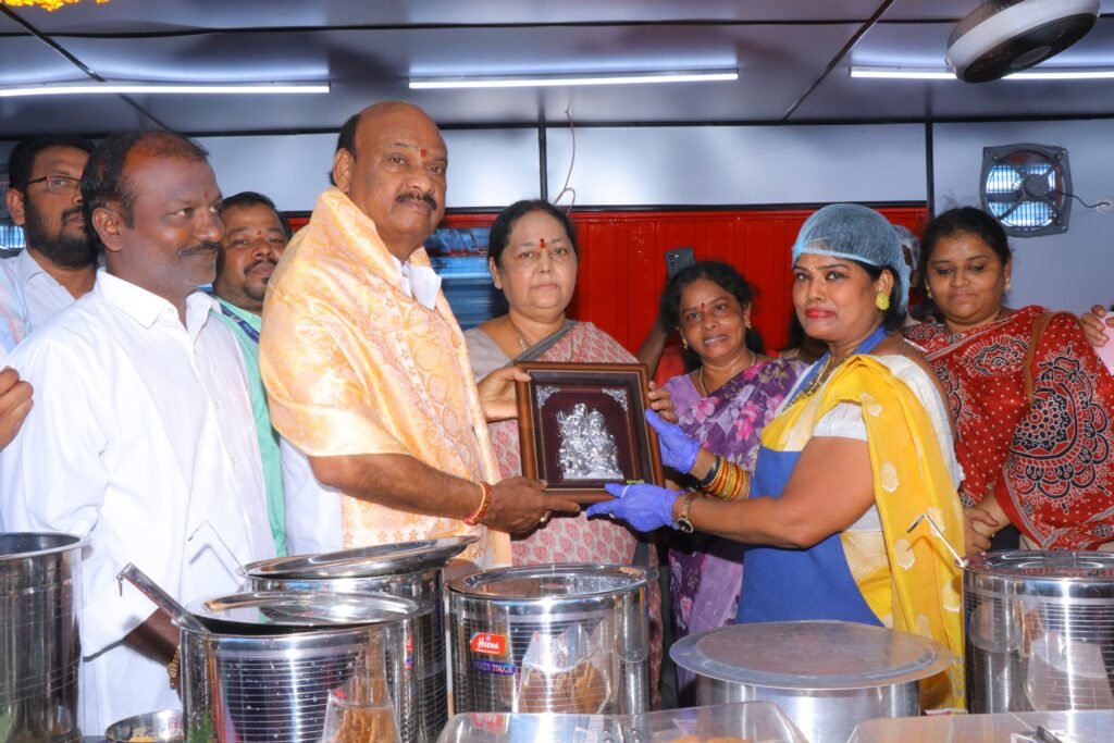 నర్సీపట్నంలో తృప్తి క్యాంటీన్ ప్రారంభించిన స్పీకర్