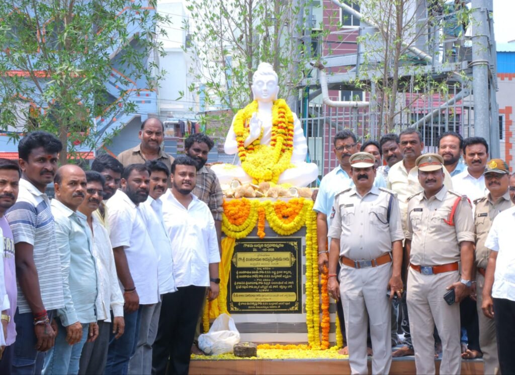 నర్సీపట్నం పోలీస్ స్టేషన్ ఆవరణలో బుద్ధుని విగ్రహం ఏర్పాటు
