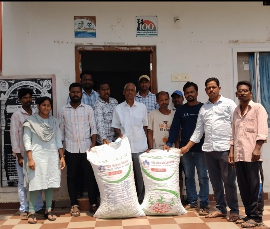 దామనపల్లిలో రైతులకు వేరుశనగ విత్తనాల పంపిణీ