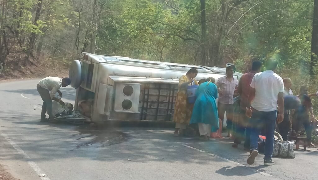 టైర్ బ్లాస్ట్‌తో మినీ బస్ బోల్తా