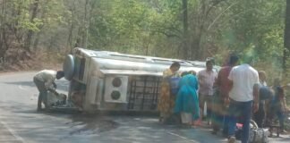 టైర్ బ్లాస్ట్తో మినీ బస్ బోల్తా