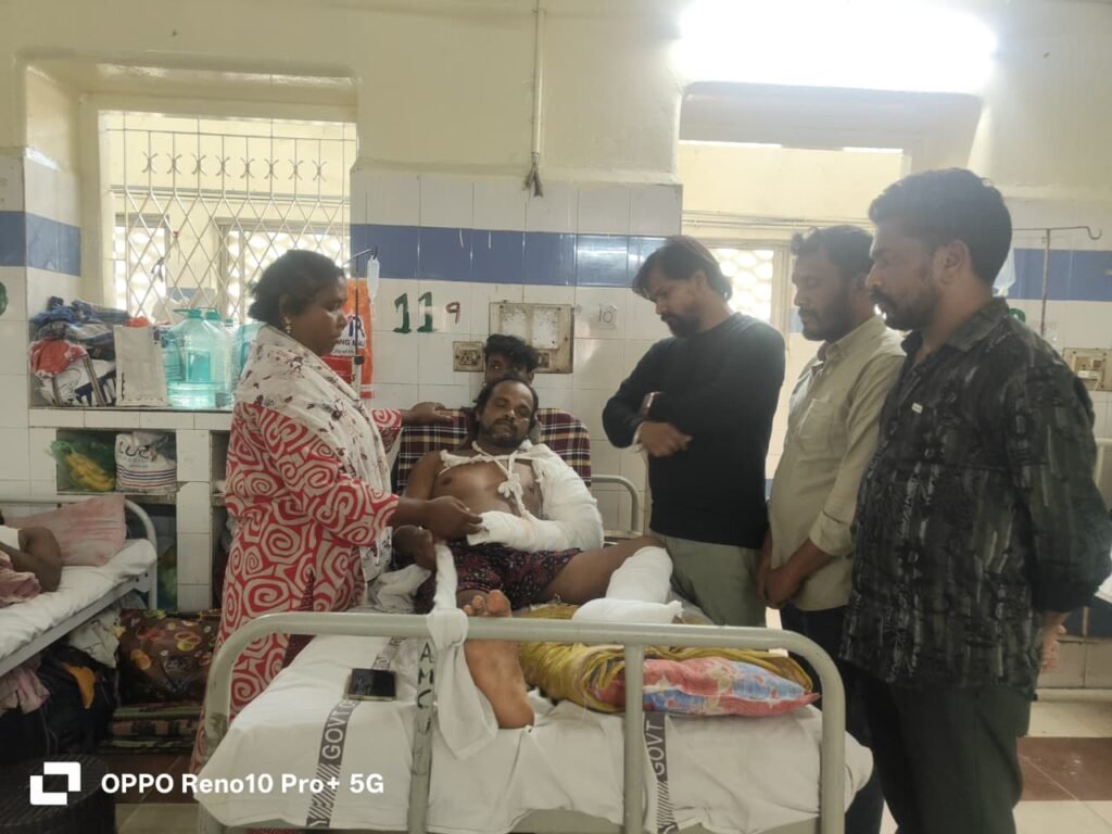 కేజీహెచ్‌లో చికిత్స పొందుతున్న రమేష్‌ను పరామర్శించిన జనసేన నేత గొర్లె వీర వెంకట్  