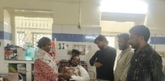కేజీహెచ్లో చికిత్స పొందుతున్న రమేష్ను పరామర్శించిన జనసేన నేత గొర్లె వీర వెంకట్