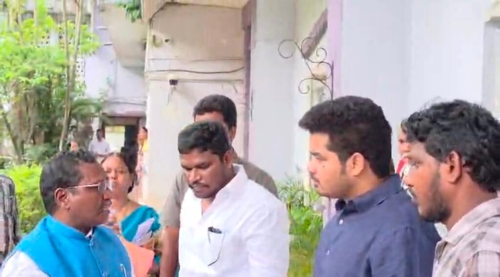 అధికారుల పనితీరుపై రాష్ట్ర ఎస్.టి. కమిషన్ చైర్మన్ ఆగ్రహం