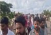 ఫోటో కోసం హైవే ఎక్కి ప్రాణాలు కోల్పోయిన ఉపాధి కూలీలు