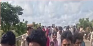 ఫోటో కోసం హైవే ఎక్కి ప్రాణాలు కోల్పోయిన ఉపాధి కూలీలు