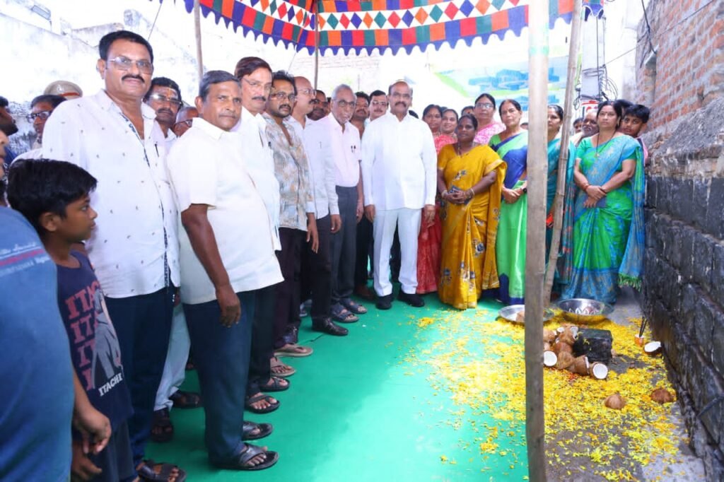 సీసీ రోడ్డుకు శంకుస్థాపన చేసిన ప్రత్తిపాటి