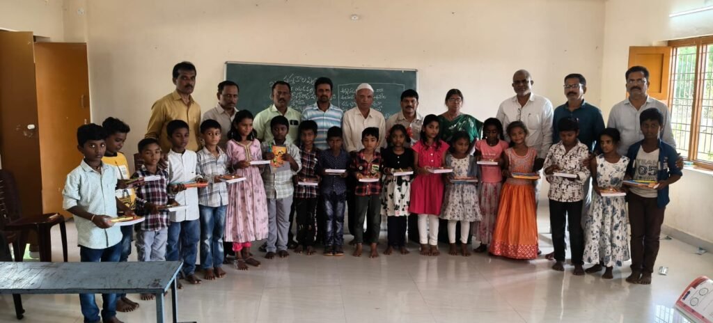అమ్మ జ్ఞాపకార్ధం నోటు బుక్స్ పంపిణీ