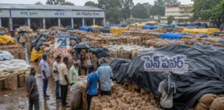 కొనుగోలు కేంద్రాల్లోనే ధాన్యం.. వర్షాలతో రైతుల ఆందోళన