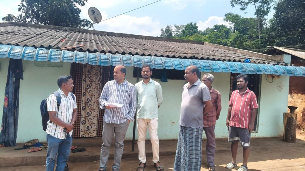 జనాభా తగ్గుదలపై తహసీల్దార్ పరిశీలన