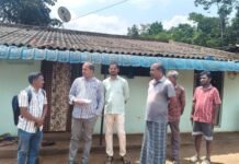 జనాభా తగ్గుదలపై తహసీల్దార్ పరిశీలన