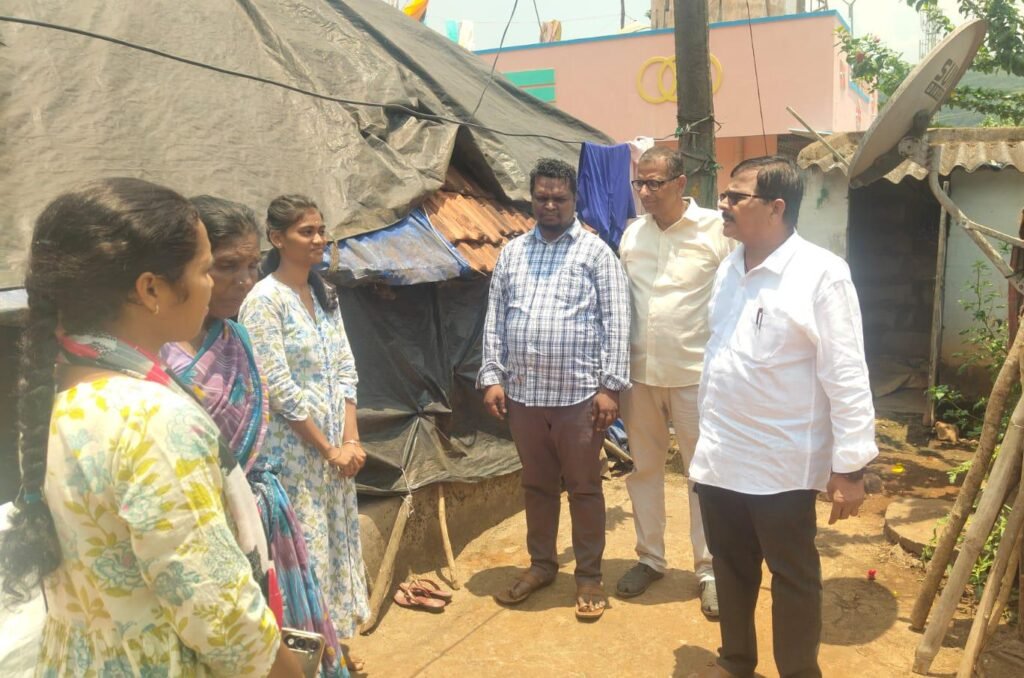 క్షేత్రస్థాయిలో సెన్సస్ వివరాలు పరిశీలించిన అధికారులు
