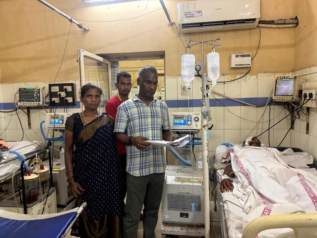 కేజీహెచ్‌లో గాయపడిన బాధితులను పరామర్శించిన డాక్టర్ పసుపులేటి లక్ష్మణరావు