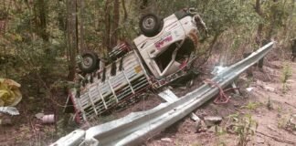 బోలెరో వాహనం బోల్తా 20 మందికి తీవ్ర గాయాలు