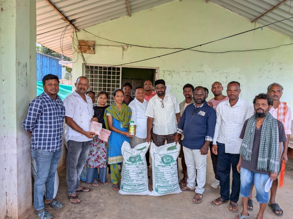 రైతులకు పెదవలస రైతు సేవా కేంద్రంలో విత్తనాల పంపిణీ