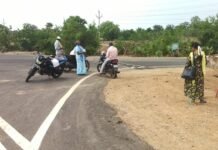 కూనవరం క్రాస్ రోడ్డులో బస్ షెల్టర్ లేక ప్రయాణికుల అవస్థలు