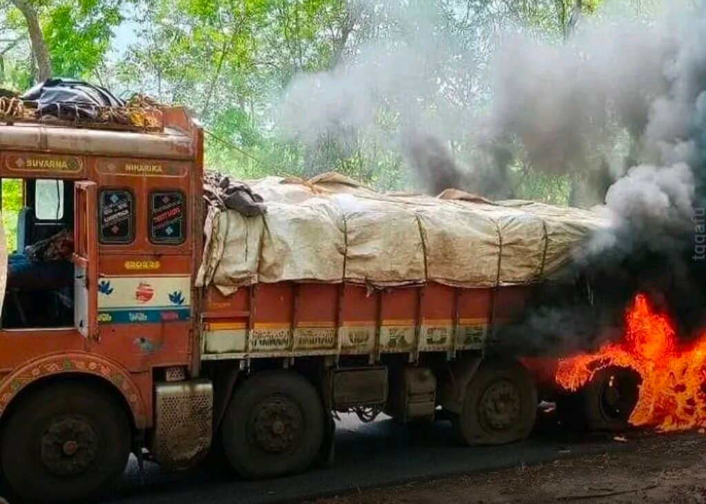 చింతూరు మార్గంలో లారీ దగ్ధం.. తప్పిన పెను ప్రమాదం