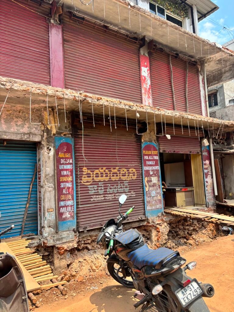 పారిశ్రామిక ప్రాంతం  గాజువాకలో అసలు   ఏమి జరుగుతుంది