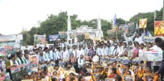మోకాళ్లపై నడిచి ఆందోళన..