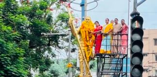 వైఎస్సార్సీపీ నేతల ఘన నివాళి.. వృద్ధులకు పండ్ల పంపిణీ