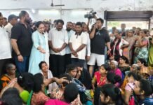 గల్లంతైన మత్స్యకారుల కుటుంబాలకు ఎమ్మెల్యే వంశీకృష్ణ శ్రీనివాస్ పరామర్శ