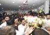 ముద్రగడ పాడె మోసిన జగన్.. ప్రభుత్వ లాంఛనాలతో ఘనంగా అంత్యక్రియలు