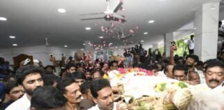 ముద్రగడ పాడె మోసిన జగన్.. ప్రభుత్వ లాంఛనాలతో ఘనంగా అంత్యక్రియలు