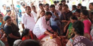 చిన్నారి వైదికకి నివాళులర్పించిన కాంగ్రెస్ నాయకులు