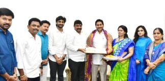 జగన్ను కలిసి వివాహ ఆహ్వాన పత్రిక అందజేసిన మొల్లి అప్పారావు