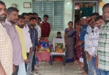 మిత్రుని కుటుంబానికి ఆర్థిక సాయం అందజేత
