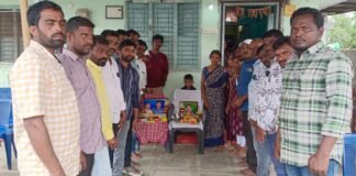 మిత్రుని కుటుంబానికి ఆర్థిక సాయం అందజేత