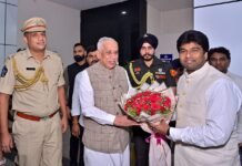 విశాఖకు చేరుకున్న గవర్నర్ అబ్దుల్ నజీర్కు ఘన స్వాగతం పలికిన జిల్లా కలెక్టర్ ఎం. అభిషిక్త్ కిషోర్