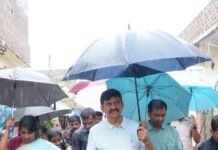 వర్షంలోనే వార్డుల బాట పట్టిన మంత్రి పొంగులేటి