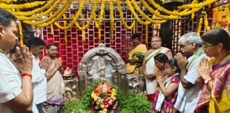 శ్రీ కనకమహాలక్ష్మి అమ్మవారి ఆలయంలో వైభవంగా తులసి దళార్చన భక్తిశ్రద్ధలతో పాల్గొన్న ఉభయదాతలు