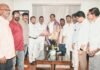 శబరి నగర్ రెల్లివీధి పంచాయతీ సంక్షేమ సంఘం నూతన కార్యవర్గ సభ్యులతో ఎమ్మెల్యే వంశీకృష్ణ శ్రీనివాస్.