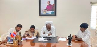 సుజాతనగర్ క్యాంపు కార్యాలయంలో నిర్వహించిన ఈనాడు ‘డయల్ యువర్ ఎమ్మెల్యే’ కార్యక్రమంలో ప్రజల నుంచి ఫోన్ ద్వారా వినతులు స్వీకరిస్తున్న ఎమ్మెల్యే పంచకర్ల రమేష్ బాబు.