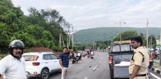 కంటైనర్ ఢీకొని చేపల వ్యాపారి మృతి