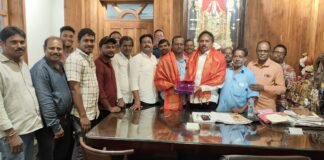 కళింగ వైశ్యుల సమస్యల పరిష్కారానికి పోరాడాలి సౌత్ అధ్యక్షుడి నియామకంపై వాసుపల్లి గణేష్కుమార్ను సత్కరించిన కళింగ కోమటి పెద్దలు